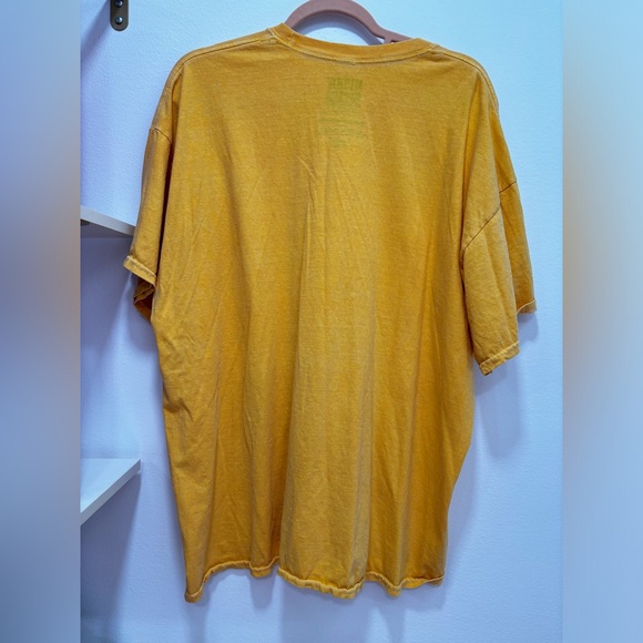 Golden Muddy Waters Tahirt with guitar logo on the front - Picture 2 of 3